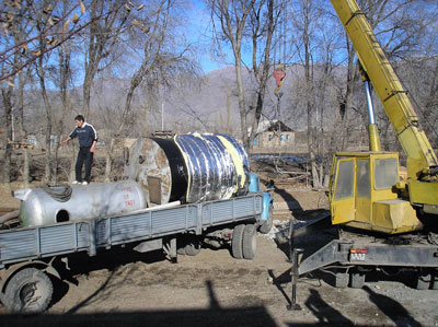 Разгрузка реактора биогазовой установки Жакешева, Кыргызстан